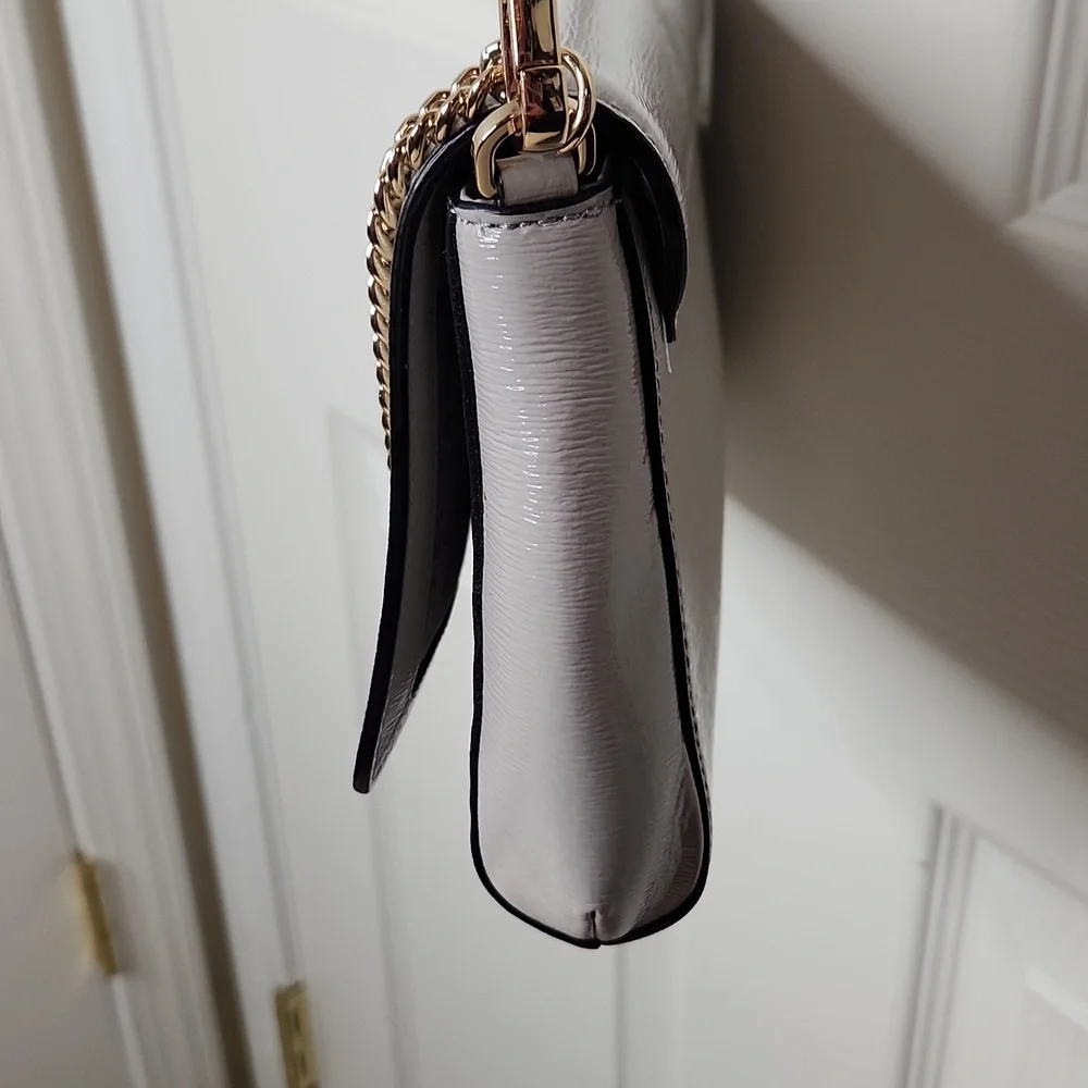 Kate Spade ♠️ carson gray patent leather with gold chain crossbody